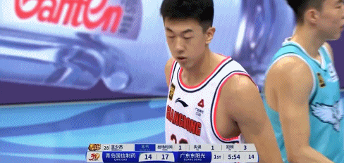 😂杜指导无奈！王少杰上场1分钟就送出3次犯规和1次失误 直接被换下场