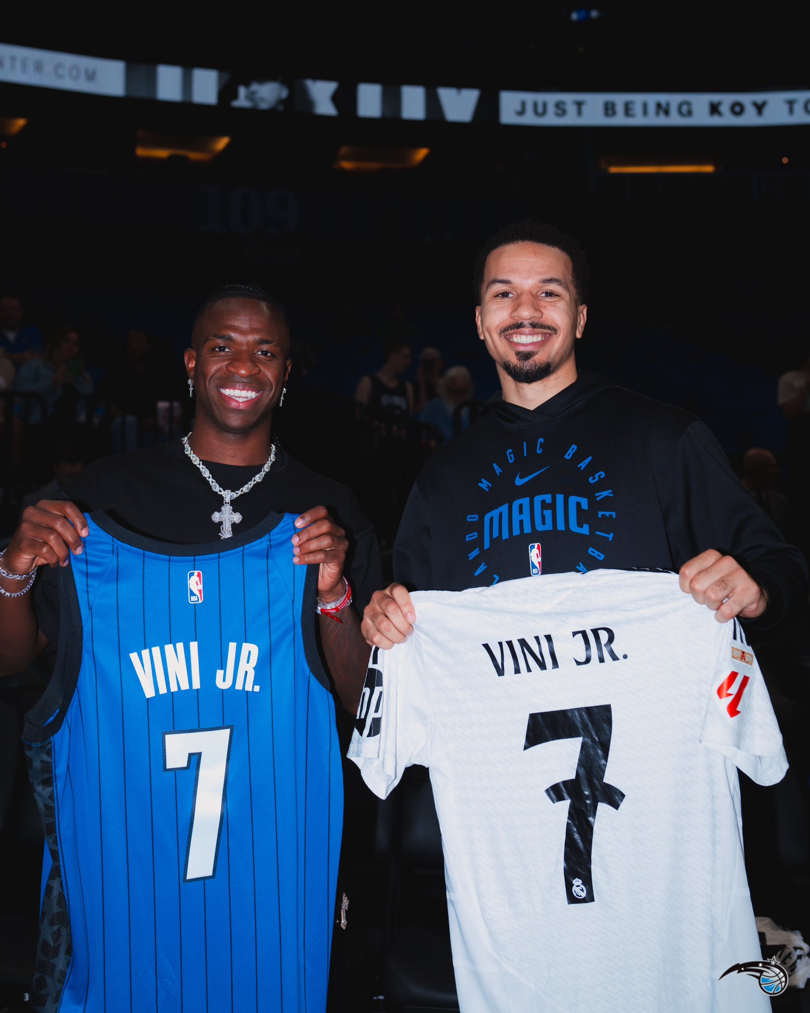维尼修斯现场观战魔术vs凯尔特人的NBA常规赛，与魔术球员合影留念
